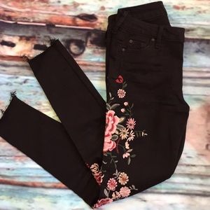 Embroidered black ankle jeans